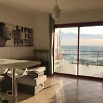 Appartamento Con Suggestiva Vista Mare A