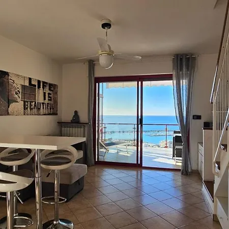 Con Suggestiva Vista Mare A Appartement San Remo